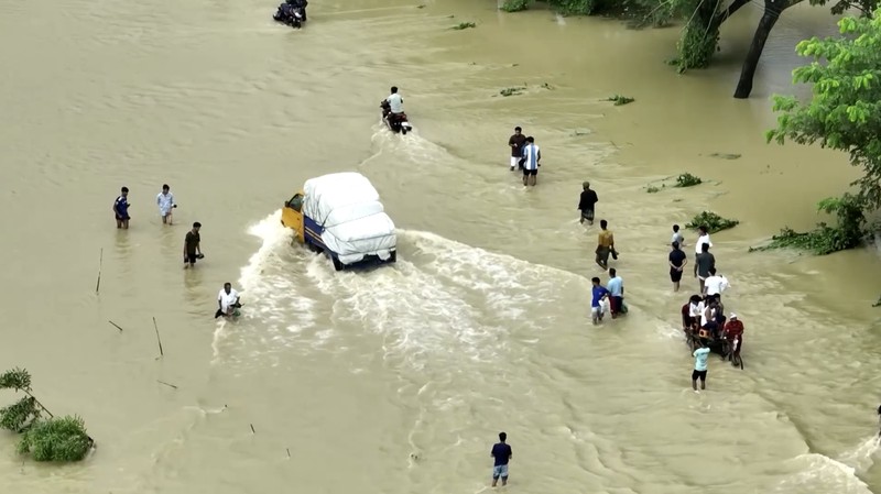 Sedikitnya 51 orang dilaporkan tewas akibat banjir dan tanah longsor yang melanda wilayah tenggara Bangladesh setelah hujan monsun deras mengguyur kawasan tersebut selama beberapa hari.