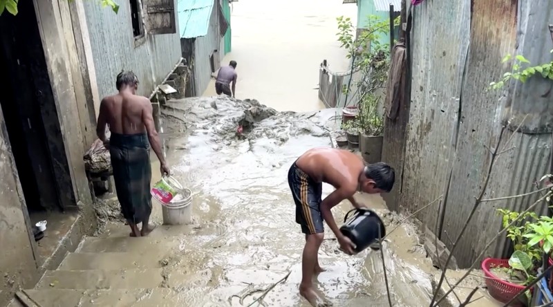 Sedikitnya 51 orang dilaporkan tewas akibat banjir dan tanah longsor yang melanda wilayah tenggara Bangladesh setelah hujan monsun deras mengguyur kawasan tersebut selama beberapa hari. (Tangkapan Layar Video Reuters/)