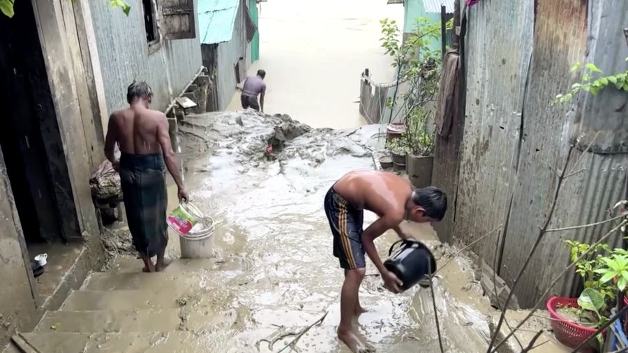 Sedikitnya 51 orang dilaporkan tewas akibat banjir dan tanah longsor yang melanda wilayah tenggara Bangladesh setelah hujan monsun deras mengguyur kawasan tersebut selama beberapa hari.