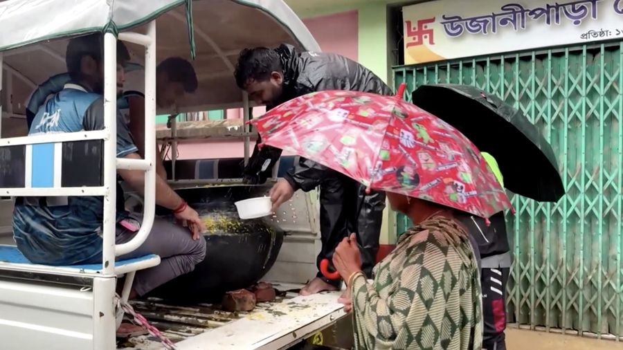 Sedikitnya 51 orang dilaporkan tewas akibat banjir dan tanah longsor yang melanda wilayah tenggara Bangladesh setelah hujan monsun deras mengguyur kawasan tersebut selama beberapa hari.