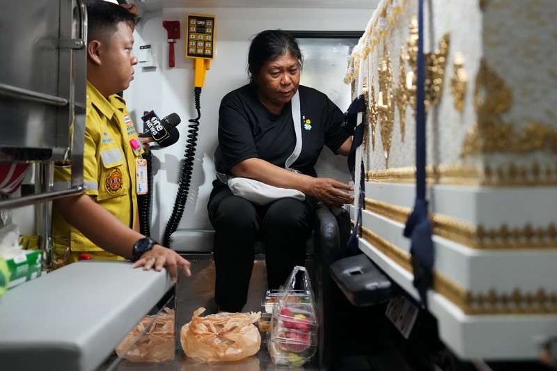 Seorang anggota keluarga bereaksi saat menerima jenazah korban di kamar mayat Rumah Sakit Polisi, setelah kebakaran mematikan di sebuah pub di Bangkok, Thailand, 13 Juli 2026. (REUTERS/Arnun Chonmahatrakool)