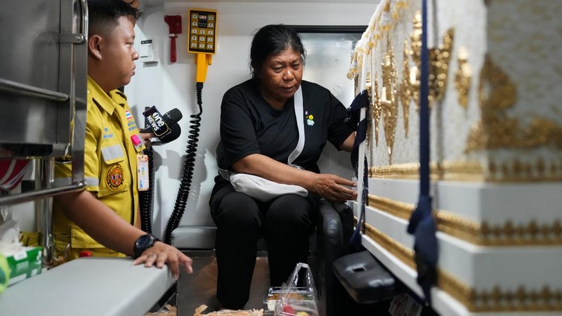 Seorang anggota keluarga berduka saat menerima jenazah korban di kamar mayat Rumah Sakit Polisi, menyusul kebakaran mematikan di sebuah pub di Bangkok, Thailand, 13 Juli 2026.