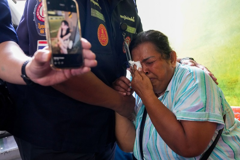 Seorang anggota keluarga bereaksi saat menerima jenazah korban di kamar mayat Rumah Sakit Polisi, setelah kebakaran mematikan di sebuah pub di Bangkok, Thailand, 13 Juli 2026. (REUTERS/Arnun Chonmahatrakool)