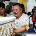 Seorang anggota keluarga bereaksi saat menerima jenazah korban di kamar mayat Rumah Sakit Polisi, setelah kebakaran mematikan di sebuah pub di Bangkok, Thailand, 13 Juli 2026. (REUTERS/Arnun Chonmahatrakool)