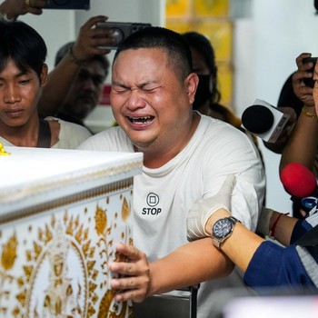 Seorang anggota keluarga bereaksi saat menerima jenazah korban di kamar mayat Rumah Sakit Polisi, setelah kebakaran mematikan di sebuah pub di Bangkok, Thailand, 13 Juli 2026. (REUTERS/Arnun Chonmahatrakool)