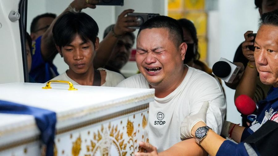 Seorang anggota keluarga bereaksi saat menerima jenazah korban di kamar mayat Rumah Sakit Polisi, setelah kebakaran mematikan di sebuah pub di Bangkok, Thailand, 13 Juli 2026. (REUTERS/Arnun Chonmahatrakool)