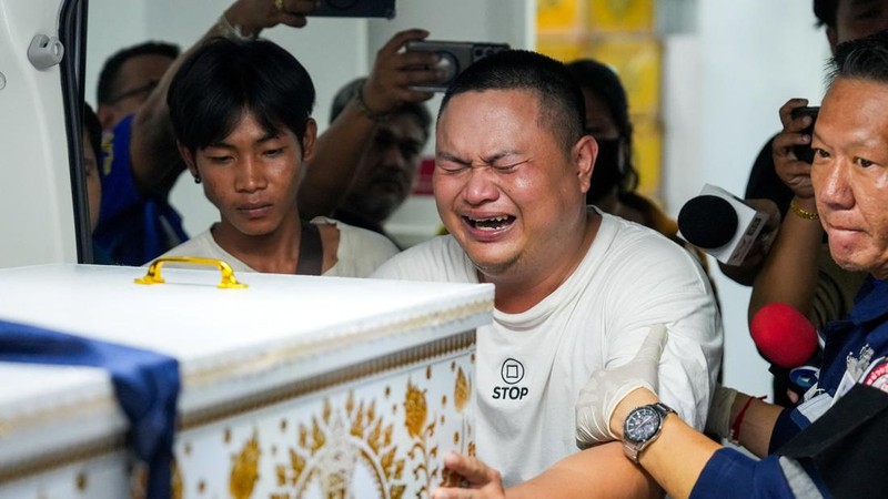 Seorang anggota keluarga bereaksi saat menerima jenazah korban di kamar mayat Rumah Sakit Polisi, setelah kebakaran mematikan di sebuah pub di Bangkok, Thailand, 13 Juli 2026. (REUTERS/Arnun Chonmahatrakool)