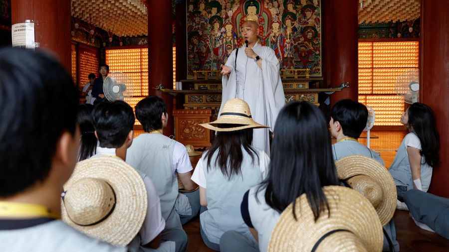 Seorang biksu Buddha berbicara kepada para peserta selama program perjodohan di kuil Buddha di kuil Naksansa di Yangyang, Korea Selatan, 11 Juli 2026.