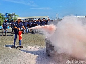 Kala Nelayan Tradisional Sukabumi Dibekali Cara Bertahan Hidup Saat Berlayar