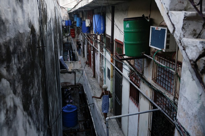 Warga sebuah gedung apartemen, yang dikenal di Kuba sebagai