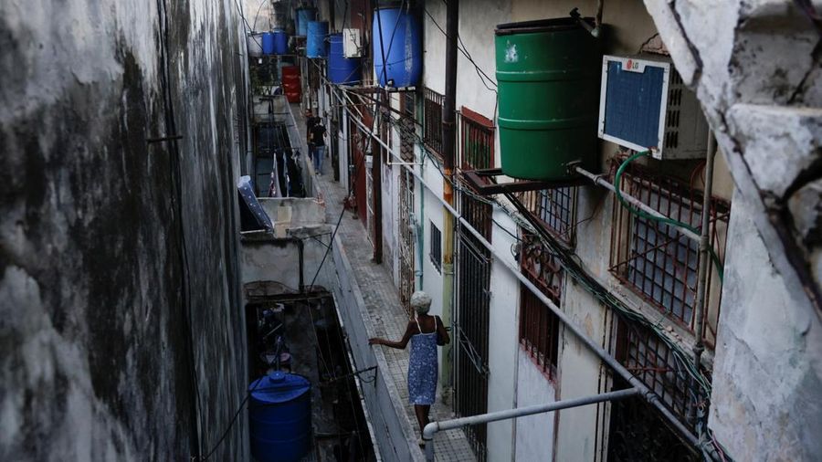 Seorang wanita yang tinggal di sebuah gedung apartemen, yang dikenal di Kuba sebagai