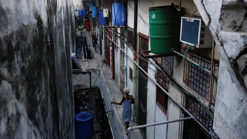 Seorang wanita yang tinggal di sebuah gedung apartemen, yang dikenal di Kuba sebagai