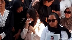Suasana Haru di Pemakaman Temon 