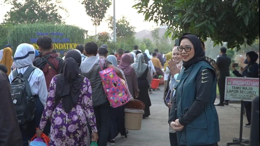 Foto: Ketua Yayasan CTARSA Foundation Anita Ratnasari Tanjung menyambut siswa baru SMA Unggulan CTARSA Foundation Sukoharjo, Jawa Tengah. (Dokumentasi CTARSA Foundation)