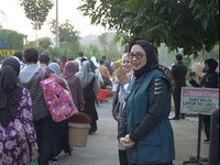 Foto: Ketua Yayasan CTARSA Foundation Anita Ratnasari Tanjung menyambut siswa baru SMA Unggulan CTARSA Foundation Sukoharjo, Jawa Tengah. (Dokumentasi CTARSA Foundation)