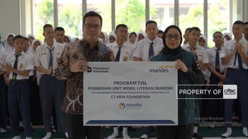 Bank Mandiri Serahkan Mobil Literasi untuk SMA Unggulan CTARSA Foundation