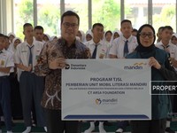 Bank Mandiri Serahkan Mobil Literasi untuk SMA Unggulan CTARSA Foundation