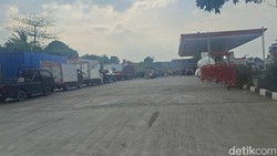Antrean Panjang di Sejumlah SPBU Pekanbaru, Sopir Rela Nginap Demi Dapat BBM
