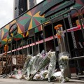 Bunga dan persembahan diletakkan di luar bar Rong Beer Na Lat Phrao, lokasi kebakaran mematikan, untuk memberi penghormatan kepada para korban yang kehilangan nyawa dalam kebakaran bar tersebut, sehari setelah kejadian, di Bangkok, Thailand, 14 Juli
