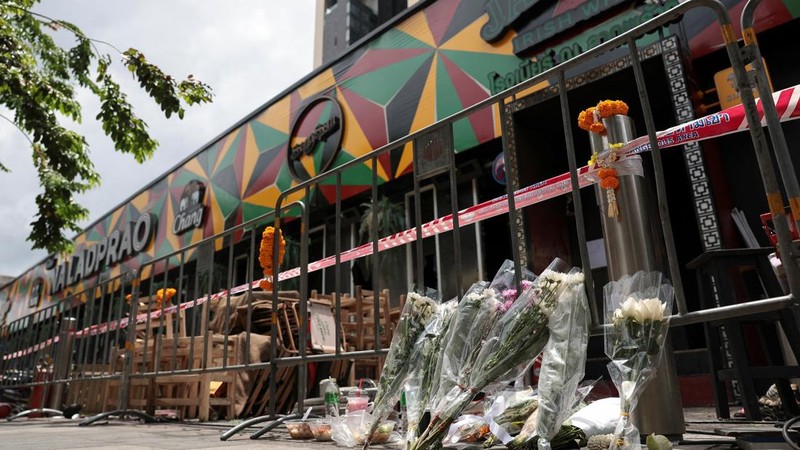 Bunga dan persembahan diletakkan di luar bar Rong Beer Na Lat Phrao, lokasi kebakaran mematikan, untuk memberi penghormatan kepada para korban yang kehilangan nyawa dalam kebakaran bar tersebut, sehari setelah kejadian, di Bangkok, Thailand, 14 Juli