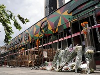 Bunga dan persembahan diletakkan di luar bar Rong Beer Na Lat Phrao, lokasi kebakaran mematikan, untuk memberi penghormatan kepada para korban yang kehilangan nyawa dalam kebakaran bar tersebut, sehari setelah kejadian, di Bangkok, Thailand, 14 Juli
