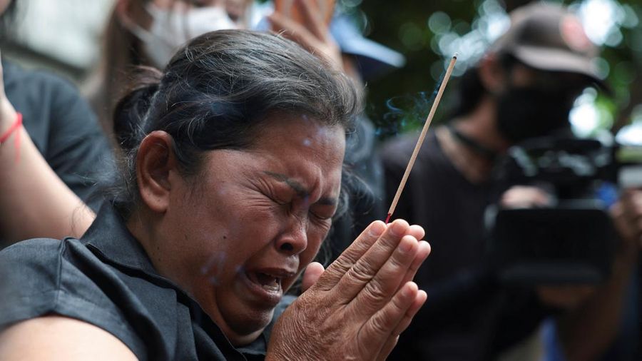 Ibu dari korban, Kanokthip Srisuk, mengunjungi bar Rong Beer Na Lat Phrao, lokasi kebakaran mematikan tersebut, untuk memberikan penghormatan kepada Srisuk dan korban lain yang kehilangan nyawa dalam kebakaran bar tersebut, sehari setelah kejadian, di Bangkok, Thailand, 14 Juli 2026.