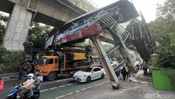 5 Fakta Sopir Angkut Crane Meleng Berujung JPO Tendean Doyong
