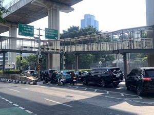 Lalin Kuningan Arah Tendean Jaksel Macet Imbas Pembongkaran JPO Ditabrak Truk