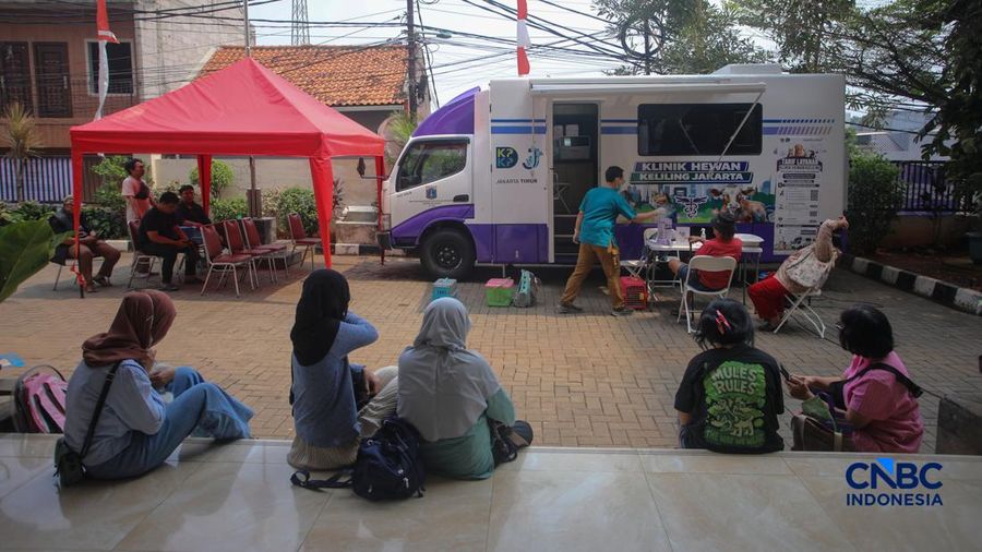 Layanan kesehatan di dalam Mobil Klinik Hewan Keliling di Jakarta, Selasa (14/7/2026).