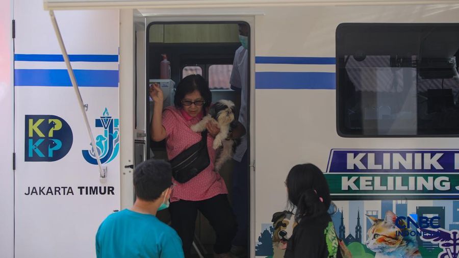 Layanan kesehatan di dalam Mobil Klinik Hewan Keliling di Jakarta, Selasa (14/7/2026).