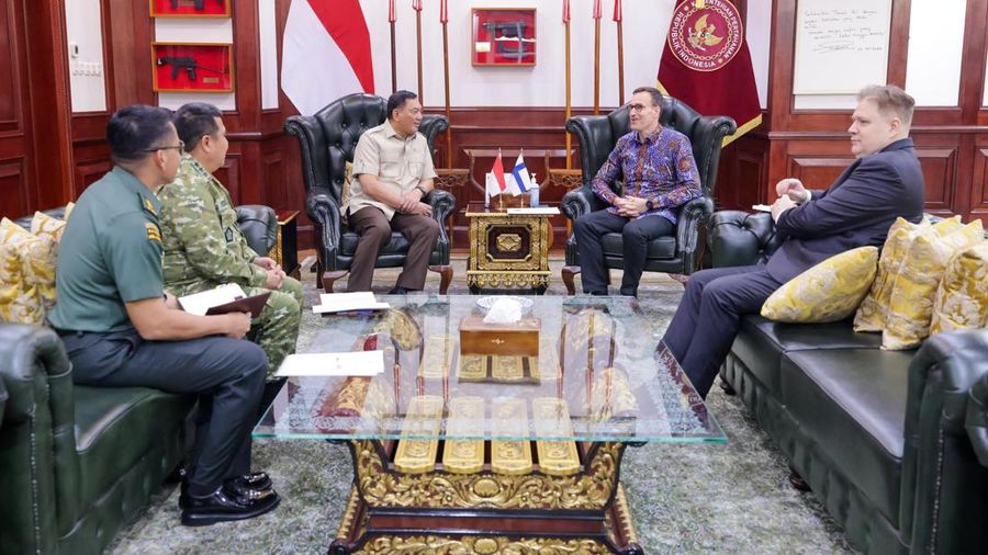 Menteri Pertahanan Indonesia Sjafrie Sjamsoeddin menerima kunjungan Duta Besar Finlandia untuk Indonesia H.E. Pekka Kaihilahti di Kantor Kementerian Pertahanan RI, Jakarta, Selasa, (14/7/2026). (Instagram/sjafrie.sjamsoeddin)