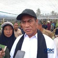 Menteri Pertanian (Mentan) Amran Sulaiman saat meninjau pembibitan kopi di Rimba Raya KM 60, Bener Meriah, Aceh, Selasa (14/7/2026). (CNBC Indonesia/Martyasari Rizky)