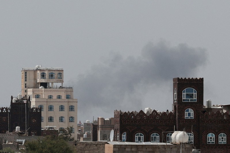 Milisi Houthi di Yaman menembakkan rudal ke Arab Saudi, usai menuduh Saudi mengebom landasan pacu Bandara Internasional Sanaa yang berada di bawah kendali Houthi pada Senin (13/7/2026). (via REUTERS/AL MASIRAH)