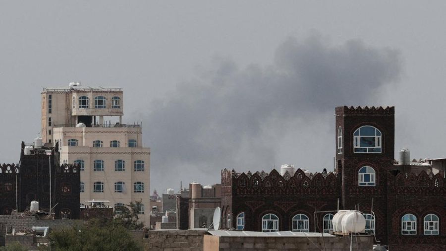 Milisi Houthi di Yaman menembakkan rudal ke Arab Saudi, usai menuduh Saudi mengebom landasan pacu Bandara Internasional Sanaa yang berada di bawah kendali Houthi pada Senin (13/7/2026). (via REUTERS/AL MASIRAH)