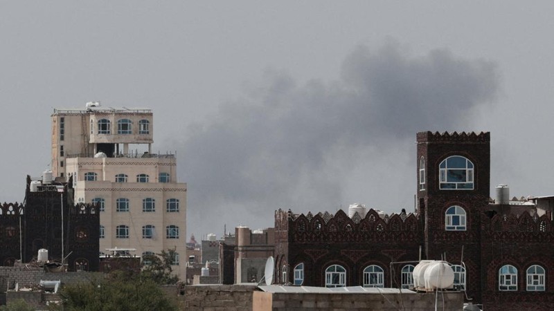 Milisi Houthi di Yaman menembakkan rudal ke Arab Saudi, usai menuduh Saudi mengebom landasan pacu Bandara Internasional Sanaa yang berada di bawah kendali Houthi pada Senin (13/7/2026). (via REUTERS/AL MASIRAH)