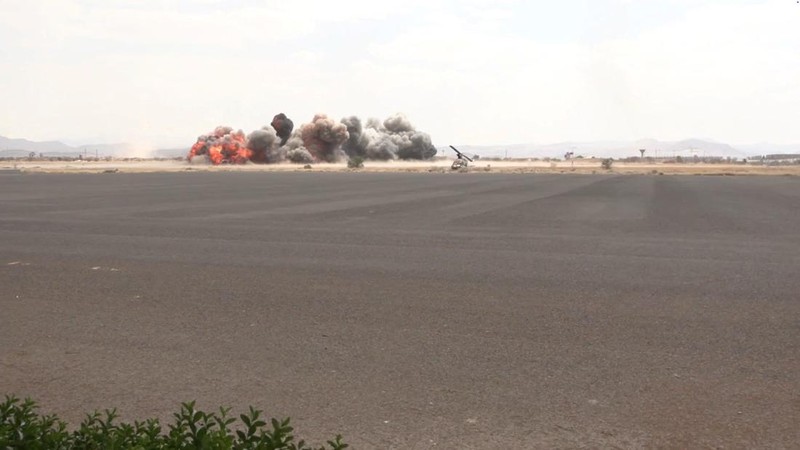 Milisi Houthi di Yaman menembakkan rudal ke Arab Saudi, usai menuduh Saudi mengebom landasan pacu Bandara Internasional Sanaa yang berada di bawah kendali Houthi pada Senin (13/7/2026). (via REUTERS/AL MASIRAH)