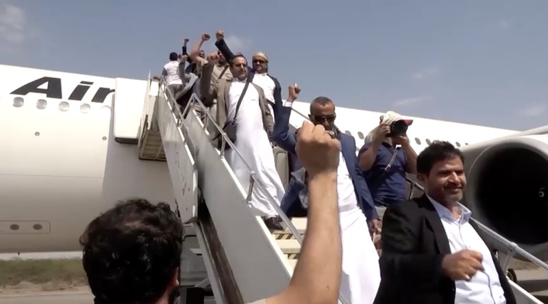 Milisi Houthi di Yaman menembakkan rudal ke Arab Saudi, usai menuduh Saudi mengebom landasan pacu Bandara Internasional Sanaa yang berada di bawah kendali Houthi pada Senin (13/7/2026). (via REUTERS/AL MASIRAH)