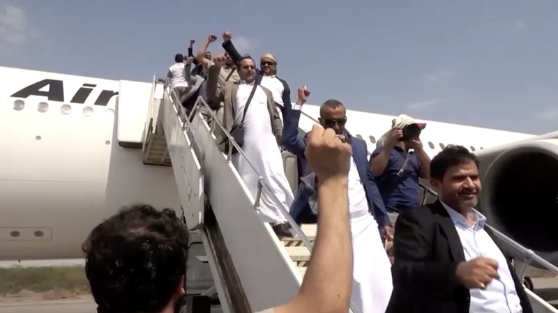 Milisi Houthi di Yaman menembakkan rudal ke Arab Saudi, usai menuduh Saudi mengebom landasan pacu Bandara Internasional Sanaa yang berada di bawah kendali Houthi pada Senin (13/7/2026). (via REUTERS/AL MASIRAH)