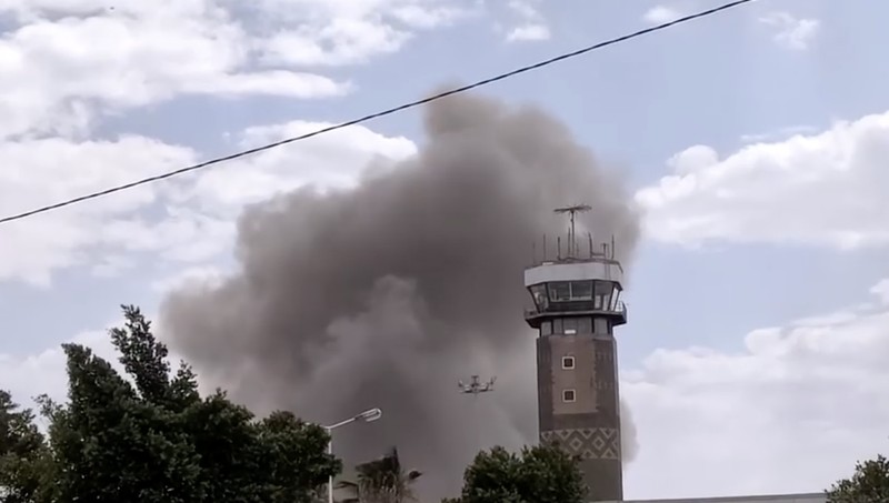 Milisi Houthi di Yaman menembakkan rudal ke Arab Saudi, usai menuduh Saudi mengebom landasan pacu Bandara Internasional Sanaa yang berada di bawah kendali Houthi pada Senin (13/7/2026). (via REUTERS/AL MASIRAH)