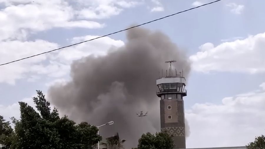 Milisi Houthi di Yaman menembakkan rudal ke Arab Saudi, usai menuduh Saudi mengebom landasan pacu Bandara Internasional Sanaa yang berada di bawah kendali Houthi pada Senin (13/7/2026). (via REUTERS/AL MASIRAH)