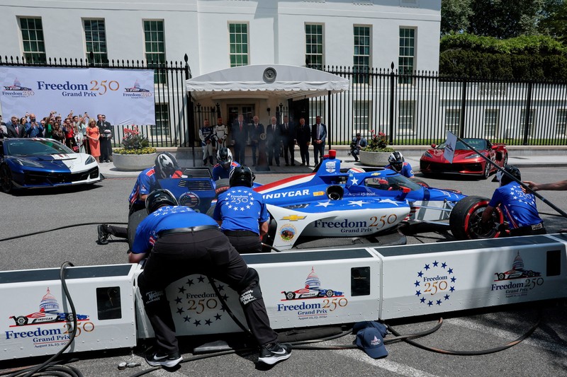 Sebuah mobil balap IndyCar dipamerkan selama acara Freedom 250 Grand Prix Showcase di Gedung Putih di Washington, D.C., AS, 13 Juli 2026. (REUTERS/Al Drago)