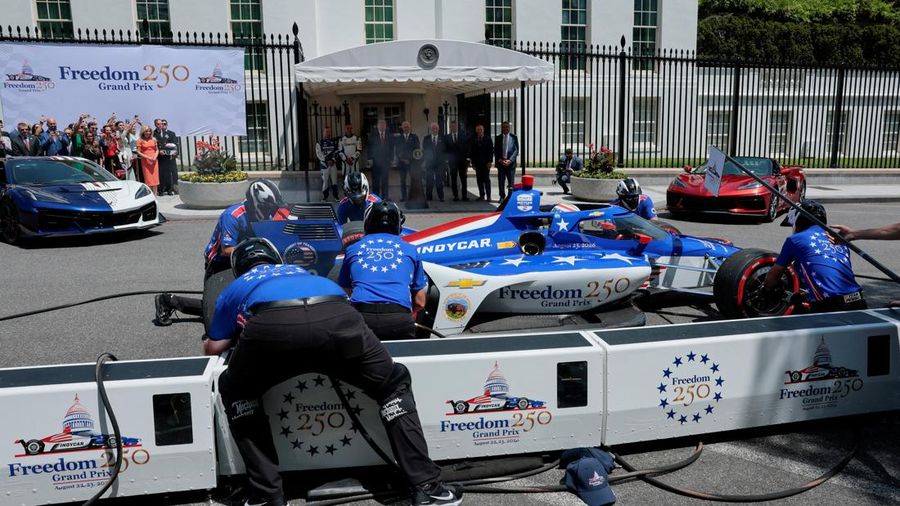 Para anggota kru Grand Prix mengganti ban sementara Presiden AS Donald Trump, pemilik seri IndyCar Roger Penske, Ketua Freedom 250 Grand Prix Bud Denker, Menteri Transportasi AS Sean Duffy, CEO Fox Sports Eric Shanks, Presiden General Motors Mark Reuss, dan para pembalap seri IndyCar Alex Palou dan Felix Rosenqvist menyaksikan acara Freedom 250 Grand Prix Showcase di Gedung Putih di Washington, D.C., AS, 13 Juli 2026.