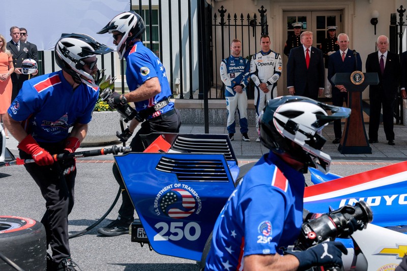 Sebuah mobil balap IndyCar dipamerkan selama acara Freedom 250 Grand Prix Showcase di Gedung Putih di Washington, D.C., AS, 13 Juli 2026. (REUTERS/Al Drago)