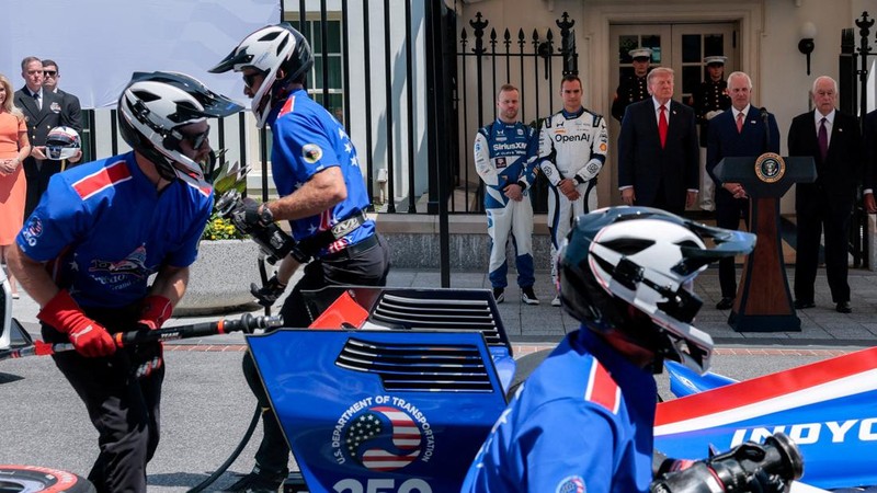 Para kru Grand Prix bekerja sementara Presiden AS Donald Trump, pemilik seri IndyCar Roger Penske, Ketua Freedom 250 Grand Prix Bud Denker, dan para pembalap seri IndyCar Alex Palou dan Felix Rosenqvist menyaksikan acara Freedom 250 Grand Prix Showcase di Gedung Putih di Washington, D.C., AS, 13 Juli 2026.