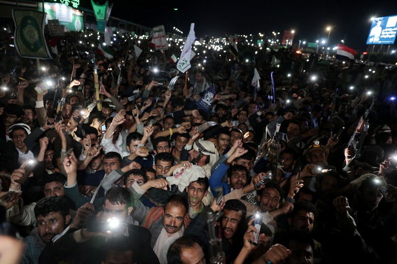 Seorang anak laki-laki melambaikan bendera Iran saat bergabung dengan pendukung Houthi dalam demonstrasi menentang serangan udara di Bandara Internasional Sanaa, di Sanaa, Yaman, 13 Juli 2026. (REUTERS/Khaled Abdullah)
