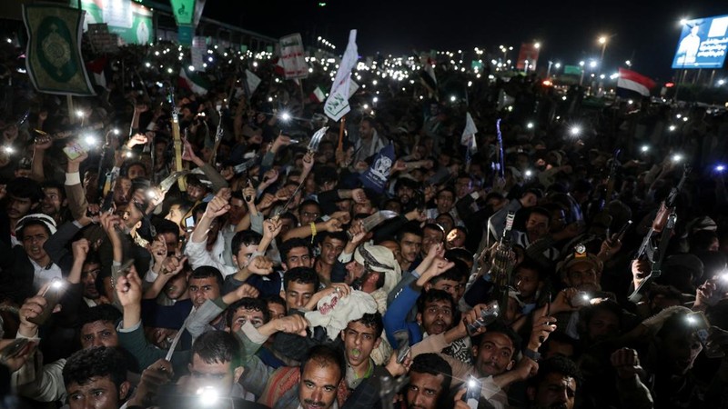 Para pendukung Houthi meneriakkan slogan-slogan saat mereka berdemonstrasi menentang serangan udara di Bandara Internasional Sanaa, di Sanaa, Yaman, 13 Juli 2026.