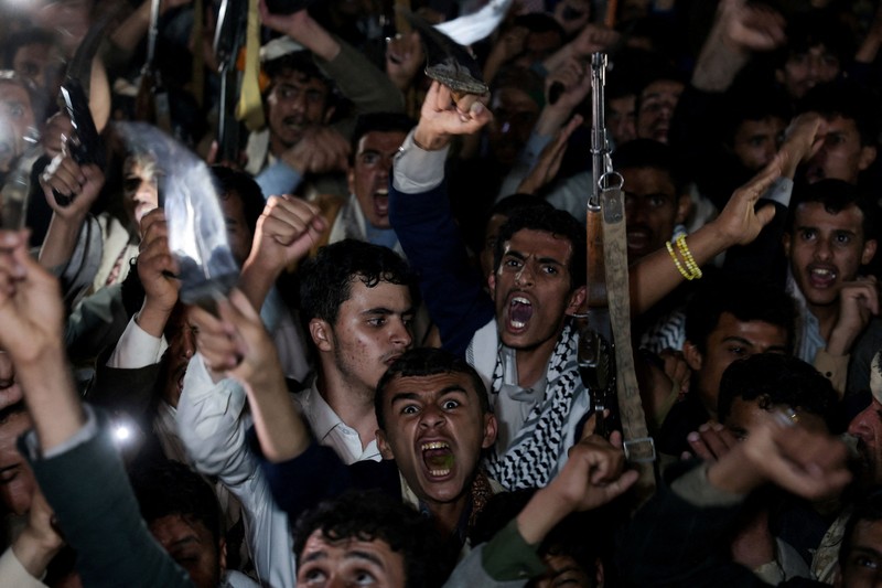 Seorang anak laki-laki melambaikan bendera Iran saat bergabung dengan pendukung Houthi dalam demonstrasi menentang serangan udara di Bandara Internasional Sanaa, di Sanaa, Yaman, 13 Juli 2026. (REUTERS/Khaled Abdullah)