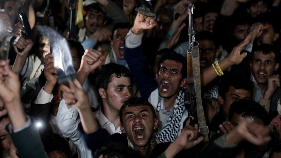 Para pendukung Houthi meneriakkan slogan-slogan saat mereka berdemonstrasi menentang serangan udara di Bandara Internasional Sanaa, di Sanaa, Yaman, 13 Juli 2026.