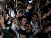 Para pendukung Houthi meneriakkan slogan-slogan saat mereka berdemonstrasi menentang serangan udara di Bandara Internasional Sanaa, di Sanaa, Yaman, 13 Juli 2026. (REUTERS/Khaled Abdullah)