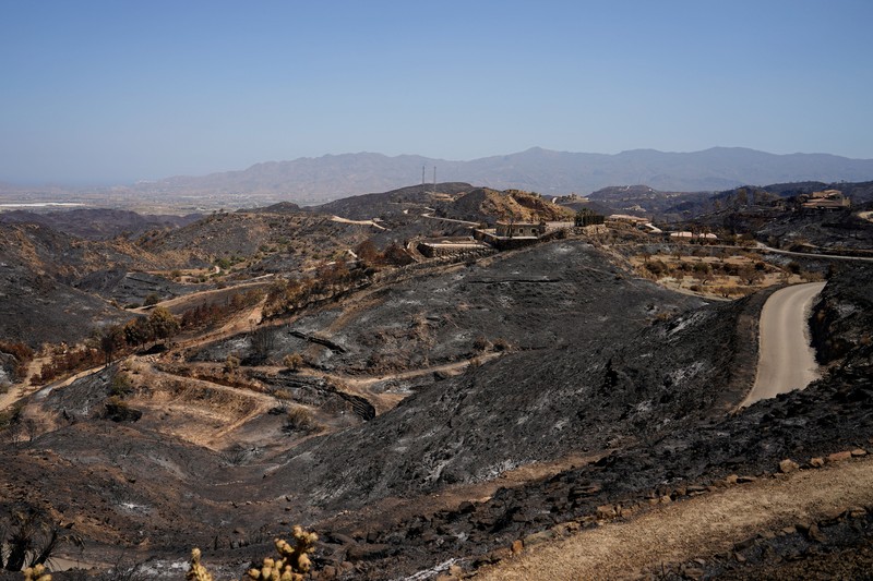 Pemandangan sebuah rumah yang dikelilingi oleh puing-puing akibat kebakaran hutan mematikan di Bedar, Almeria, Spanyol, 13 Juli 2026. (REUTERS/Ana Beltran)